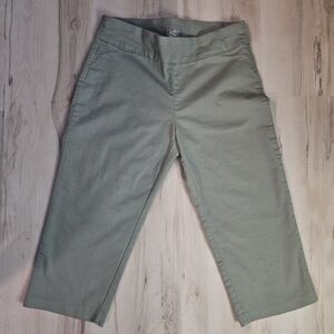 Croft & Barrow Sage Green Capri Pants 10 Pull On Stretch Elastic Waist Comfort